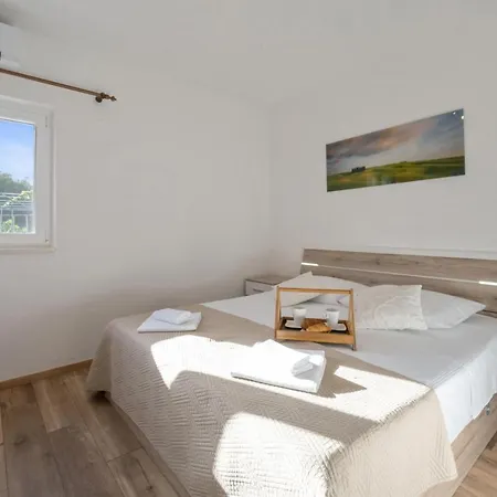 Three-bedroom In Vinovo Donje Tatil Evi *