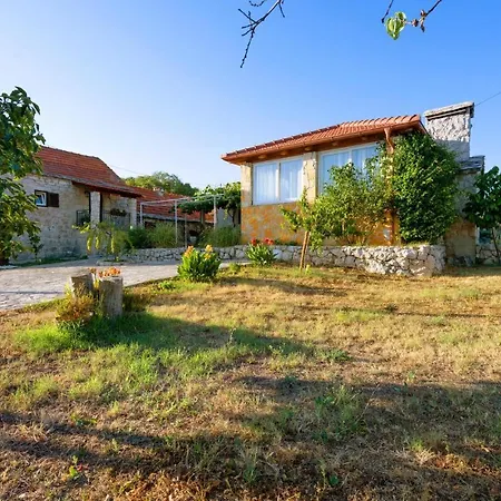 Three-bedroom In Vinovo Donje Holiday home *
