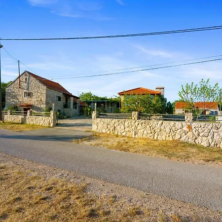Three-bedroom In Vinovo Donje Дом отдыха