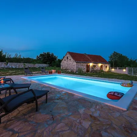 Three-bedroom In Vinovo Donje Tatil Evi Donje Vinovo