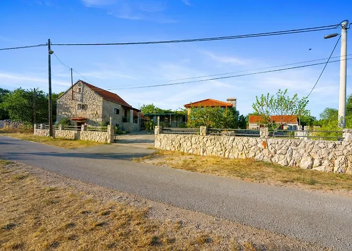 Three-bedroom In Vinovo Donje Vakantiehuis
