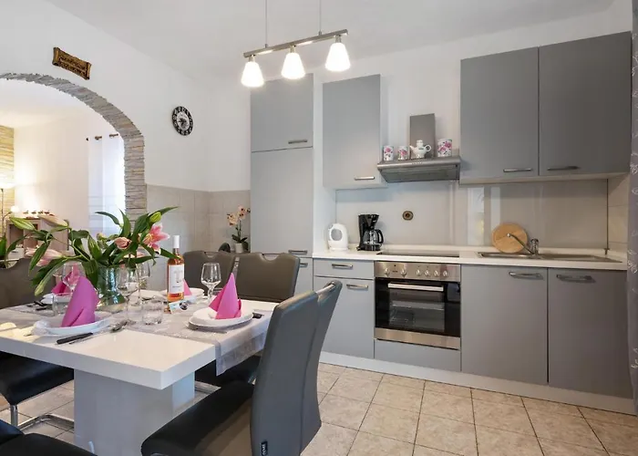 Three-bedroom In Vinovo Donje Vakantiehuis *