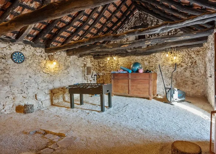 Three-bedroom In Vinovo Donje